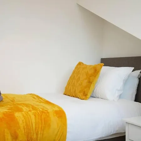 3 Bedroom Home With Free Parking Leeds  Buitenkant foto