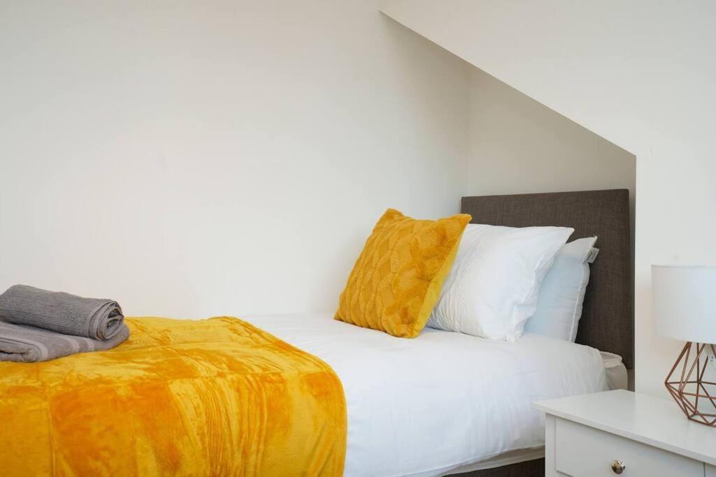 3 Bedroom With Free Parking * Leeds (West Yorkshire)